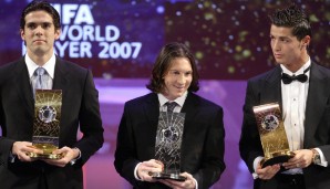 Nur zwei Jahre später, im Dezember 2007, freute er sich neben Kaka und Cristiano Ronaldo im angemessenen Anzug über diesen Pokal