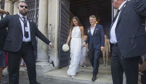 Schweini und seine Ana verlassen den Palazzo Cavalli nach der Zeremonie