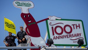 Zum 100. Mal findet der Nathan's Hot Dog Eating Contest in New York statt. Das Prinzip des Wettbewerbs ist einfach: Wer in kürzester Zeit die meisten Hot Dogs vertilgt, gewinnt! SPOX hat die besten Bilder