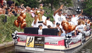 2003 konnte bei der Championship Parade wieder über den Alamo River geschippert werden. Diesmal wurden die New Jersey Nets in die Schranken gewiesen.