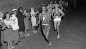 Adebe Bikila (Rom, 1960): Schon 1960 zeigte Äthopien, was eine Läufernation ist. So auch Bikila, der den Marathon barfuß lief. Seine Laufschuhe waren am Ende und die neuen drückten, also weg damit