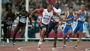 Maurice Greene + Shawn Crawford + Justin Gatlin + Coby Miller = Gold über 4x100 Meter in Athen? Von wegen. Wie genau die vier US-Sprinter die Medaille wegwerfen könnten, war vorher nicht klar. Die Antwort gab die Übergabe des Staffelholzes