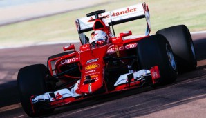 Sebastian Vettel steuerte den Ferrari der Saison 2015 mit getuntem Heckflügel und breiten Schlappen über die hauseigene Scuderia-Strecke