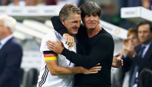 Dann wird mit Bundestrainer Joachim Löw gekuschelt ...