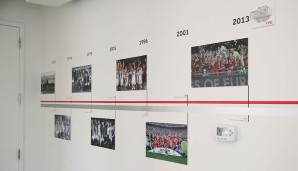 An der Wand findet sich ein Zeitstrahl, der die größten Erfolge der Bayern-Vereinsgeschichte nachzeichnet - von der ersten Meisterschaft bis zum Champions-League-Titel 2013