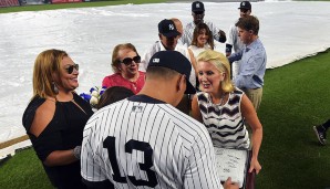 Wie sich das gehört für einen echten Yankee wird A-Rod vor dem Spiel in einer Zeremonie geehrt. Mit dabei: Yankees Managing Partner Hal Steinbrenner (r.)