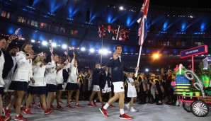 Andy Murray kam in seinen Wimbledon-Shorts und brachte die britische Fahne mit - und wirkte zur Abwechslung mal ausgeglichen und fröhlich. Könnte aber auch ein Spezialeffekt gewesen sein