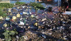 Favela-Bewohner entsorgen den Großteil ihres Mülls in den nahe gelegenen Flüssen