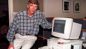 Laptop-Trainer von vorgestern: Im Sommer 1997 posiert Wenger in einer Homestory und präsentiert seinen Rechner. Er präsentierte jedoch auch neue Spieler ...