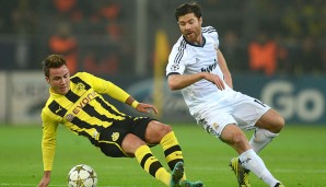 In einer hochklassigen Partie verlangt Borussia Dortmund Real Madrid alles ab. Hier liefern sich Mario Götze und sein späterer Bayern-Teamkollege Xabi Alonso einen heißen Kampf um das Spielgerät