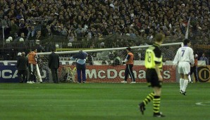 Schon das erste Aufeinandertreffen im Halbfinale am 1. April 1998 in Madrid sollte in die Geschichtsbücher eingehen. Im Bernabeu fällt das Tor um, die Partie wird erst mit großer Verzögerung angepfiffen