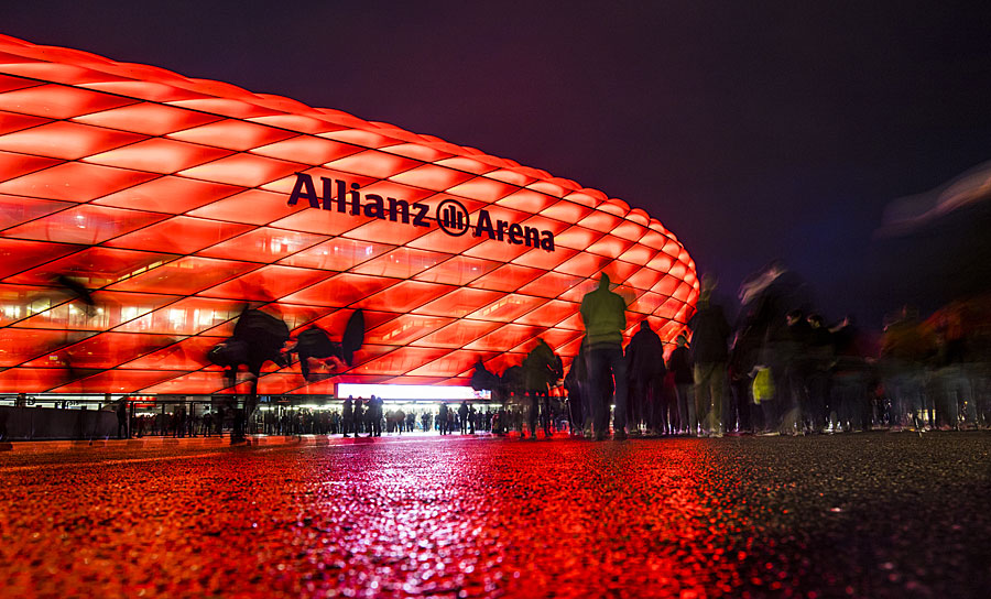 FC BAYERN MÜNCHEN - PSV EINDHOVEN 4:1: Die Allianz Arena erleuchtet die Nacht