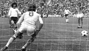 Unvergessen: Sein Elfmeter im WM-Finale 1974 gegen die Niederlande zum zwischenzeitlichen 1:1. Am Ende siegt Deutschland mit 2:1