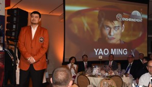 Wir wollen gar nicht wissen, welche Größe das von Yao Ming hat. PS: Das Foto rechts ist einfach nur bad-ass!