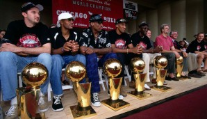 Die größten Erfolge? Ratet mal. Angeführt von MJ gewannen die Bulls 1991-93 und 96-98 stolze sechs Titel