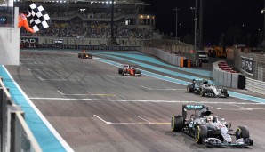 Lewis Hamilton probiert alles um den Titel zu gewinnen, hält die gesamte Spitzengruppe auf, damit Rosberg überholt wird. Doch der Deutsche wird Zweiter und ist damit Weltmeister