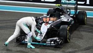 Anschließend gibt's Streicheleinheiten für den Silberpfeil und den Mercedes-Stern von Rosberg