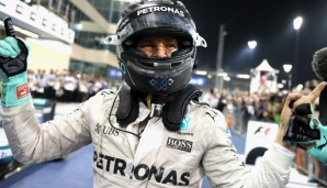 Der Weg zum Team ist kurz, Rosbergs Emotionen bahnen sich ihren Weg, die ersten Tränen kullern schon mit Helm auf dem Kopf