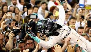 Auf Händen getragen, wie es sich für einen Weltmeister gehört: Nico Rosberg wird erstmals als Weltmeister vom Mercedes-Team gefeiert