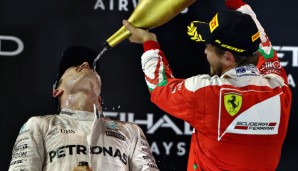 Immerhin erbarmt sich der drittplatzierte Sebastian Vettel und übergießt Rosberg standesgemäß mit Rosenwasser