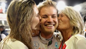 Die zwei wichtigsten Frauen seines Lebens busseln Nico Rosberg: Ehefrau Vivian und Mutter Sina, fehlt nur Tochter Alaia Rosberg