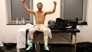 Blick in die Katakomben gefällig? Aber gerne doch! Nicht mal beim Umziehen kann Nico Rosberg in Abu Dhabi die Jubelposen unterbrechen