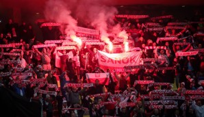 RUMÄNIEN - POLEN: Bei der Partie in Rumänien ging es erwartet heiß her. Polnische Fans sorgten vor dem Spiel für eine Bengalo-Show
