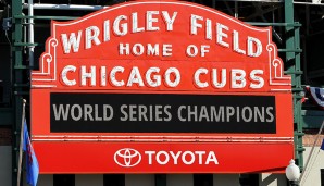 Das legendäre Eingangsschild am Wrigley Field sagt, was Sache ist: Die Chicago Cubs haben die World Series gewonnen. Am Ballpark geht die Parade auch los