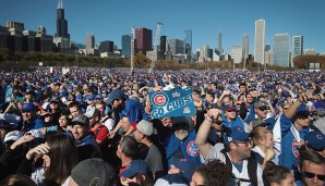 Man kann sagen, Chicago ist durchaus angetan vom Erfolg der Cubs. Rund sechs Millionen (!!!) Menschen waren auf den Straßén für den großen Triumphzug