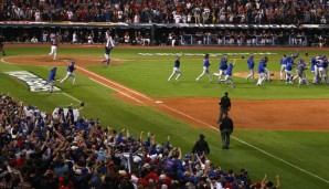 Der Moment des grenzenlosen Jubels. Die Spieler der Chicago Cubs können kurz nach Spielende ihr Glück kaum fassen