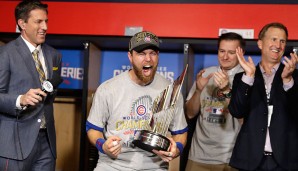 Und nicht nur der Titel geht nach Chicago. Ben Zobrist wurde direkt im Anschluss zum MVP der World Series gewählt. Er schlug den Game-Winner im zehnten Inning