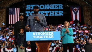 Einer der wohl populärsten Clinton-Supporter: NBA-Superstar LeBron James unterstütze erst vor Kurzem Hillary Clinton öffentlich bei einer Wahlkampfveranstaltung in Cleveland