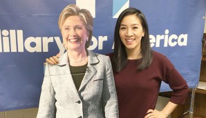 Hillary Clinton erhält allerdings nicht nur aus den großen US-Sportligen Support: Die Eiskunstläuferin Michelle Kwan arbeitet sogar für sie und hilft im Wahlkampf - hier mit Hillary-Clinton-Pappaufsteller zu sehen