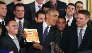 Seine freien Abende kann Obama nun jedenfalls beim Baseball verbringen. Eine Dauerkarte gibt es nämlich obendrauf!