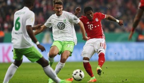 BAYERN MÜNCHEN - VFL WOLFSBURG 1:0: Douglas Costas abgefälschter Schuss brachte die Bayern in Führung