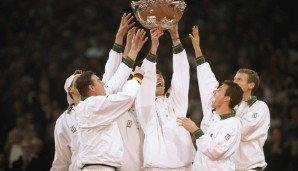 Ist schon ein paar Tage her: 1993 gewann Deutschland zum bislang 3. und letzten Mal die Davis-Cup-Trophäe. Michael Stich (M.) war der Superstar des Teams