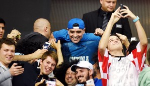 Hier gibt sich Maradona volksnah. Selfies mit den Fans müssen natürlich sein!