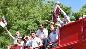 Dafür war Wenger endlich wieder an der Reihe in Sachen Silberbesteck: Die Durststrecke endete 2014 mit einem erneuten FA-Cup-Sieg, ein Jahr später gab's die Wiederholung