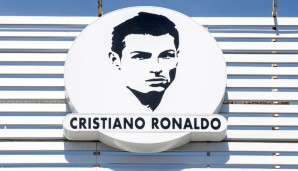 Ein kleiner Trost: Wer beim Flughafen in Madeira mit dem Auto ankommt, wird mit einem normal aussehenden Cristiano Ronaldo begrüßt