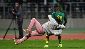 Zahlreiche Zuschauer stürmten dann den Rasen und attackierten auch die Spieler. Senegals Lamine Gassama wurde komplett von den Beinen geholt