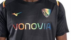 Exakt 25 Jahre nach dem ersten UEFA-Cup-Spiel läuft der VfL erneut mit Regenbogenfarben auf. Beim letzten BL-Heimspiel des Jahres am Dienstag gegen Gladbach ist es so weit. Das Jersey ist komplett in Schwarz gehalten, die Applikationen strahlen bunt.