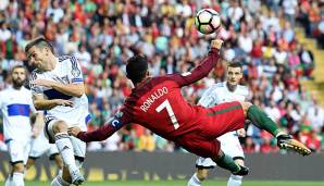 Cristiano Ronaldo hat gegen die Faröer Inseln satte 3 Mal getroffen. Damit ist er im Ranking der erfolgreichsten Nationalmannschafts-Torjäger an keinem Geringeren als Pele vorbeigezogen. SPOX zeigt das Ranking