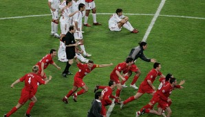 Platz 6: Champions-League-Finale 2005. 0:3 zur Halbzeit. Die Reds-Fans singen die ganze Pause unermüdlich durch. Die Spieler kommen auf den Platz. Kämpfen sich zurück. Plötzlich 3:3. Und dann die Krönung im Elfmeterschießen...Gänsehaut
