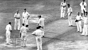 Im März 1939 lieferten sich die Cricket-Teams von England und Südafrika in Durban ein Match für die Ewigkeit. Nach 12 Tagen und 43 Stunden reiner Spielzeit einigte man sich auf Unentschieden, weil die Engländer ihr Schiff nach Hause erwischen mussten
