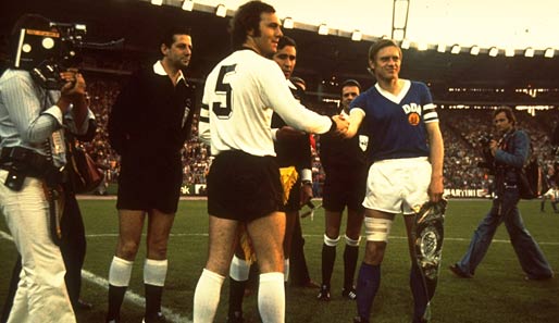 Am 20. November findet in Leipzig ein Legendenspiel zwischen den Weltmeistern von 1990 und Ex-DDR-Stars statt. Dieses Bild stammt von 1974, als noch alles anders war