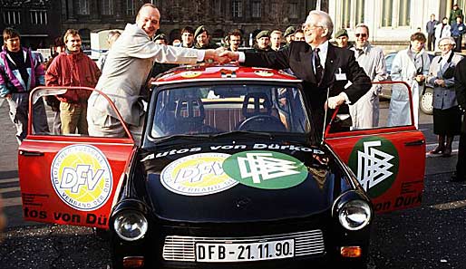 21. November 1990, Tag der Vereiningung: BFV-Präsident Hans Georg Moldenhauer (l.) überreicht DFB-Präsident Herrmann Neuberger einen Trabi