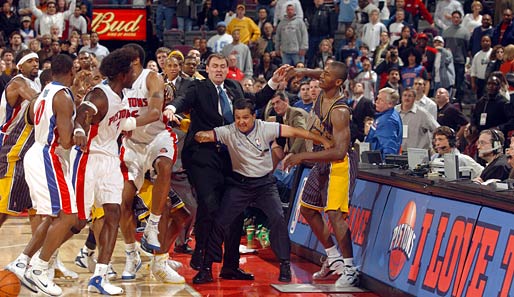 Ron Artest (r.) von den Indiana Pacers prügelte sich 2004 im Spiel gegen die Detroit Pistons mit Fans und Gegnern