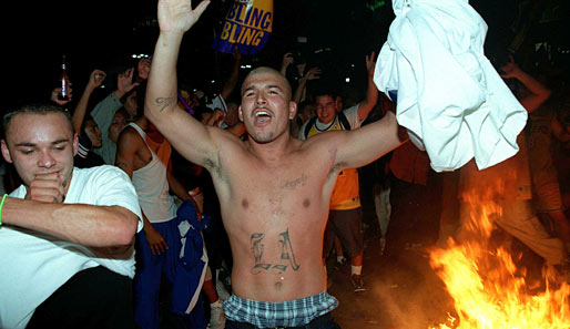 Nach den Meisterschaften 2000 und 2001 gerieten die Feierlichkeiten der Lakers-Fans außer Kontrolle
