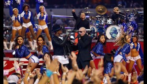 ...und im Vorjahr gaben sich Ne-Yo und Pitbull in Dallas die Ehre - flankiert selbstverständlich von den Cowboys-Cheerleadern