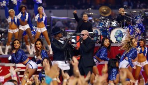 ...und 2014 gaben sich Ne-Yo und Pitbull in Dallas die Ehre - flankiert selbstverständlich von den Cowboys-Cheerleadern